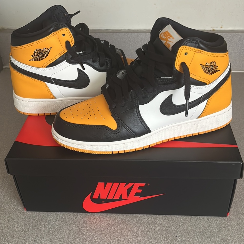 Jordan 1 High OG, Size 6 in Men/Boys, Colors Black and Yellow. Great Condition!